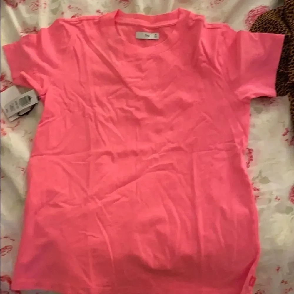Aritzia NWT neon pink tee